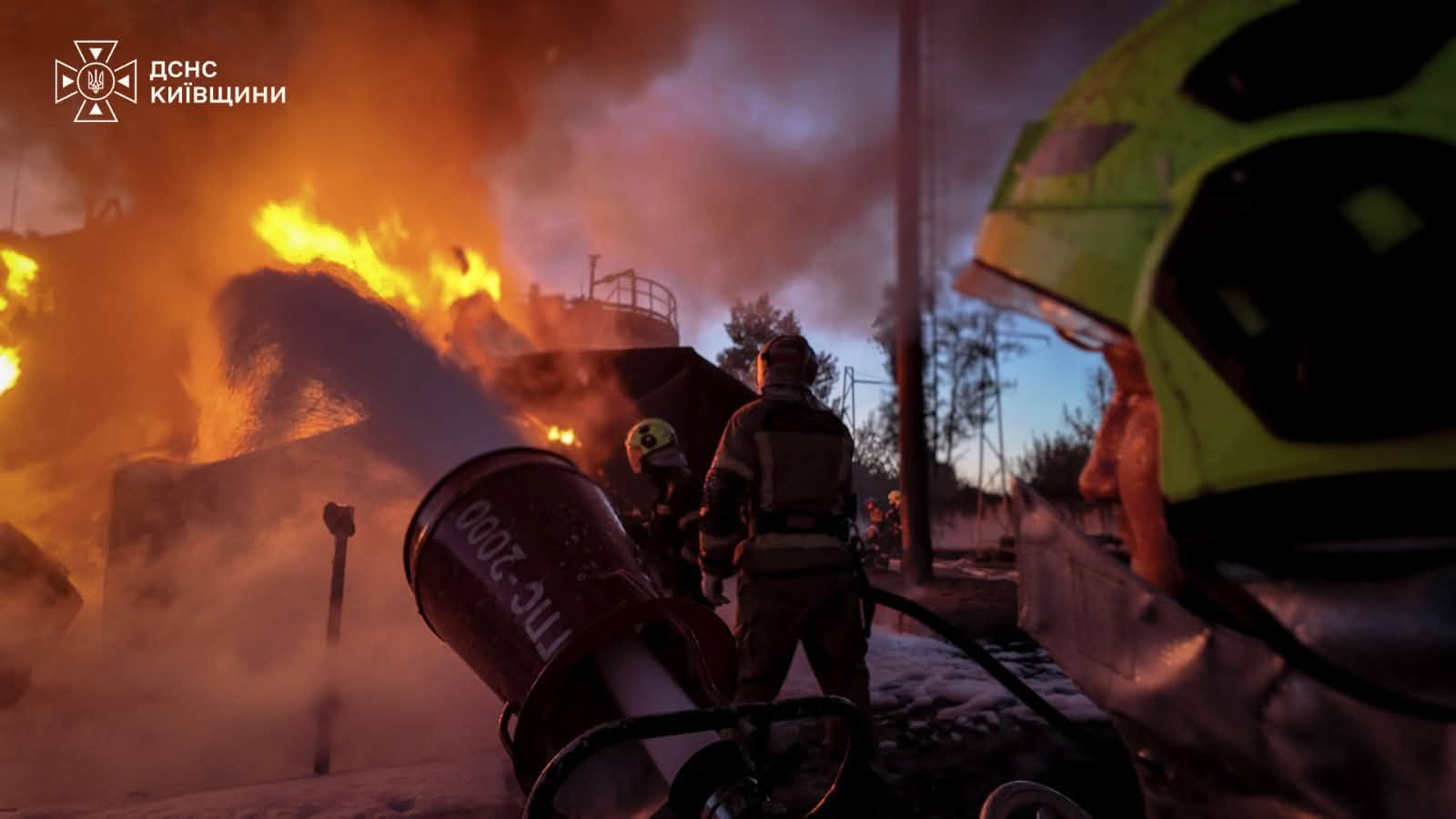 Фото: ДСНС Київщини На Київщині ліквідували пожежу, яка виникла після атаки рф: фото