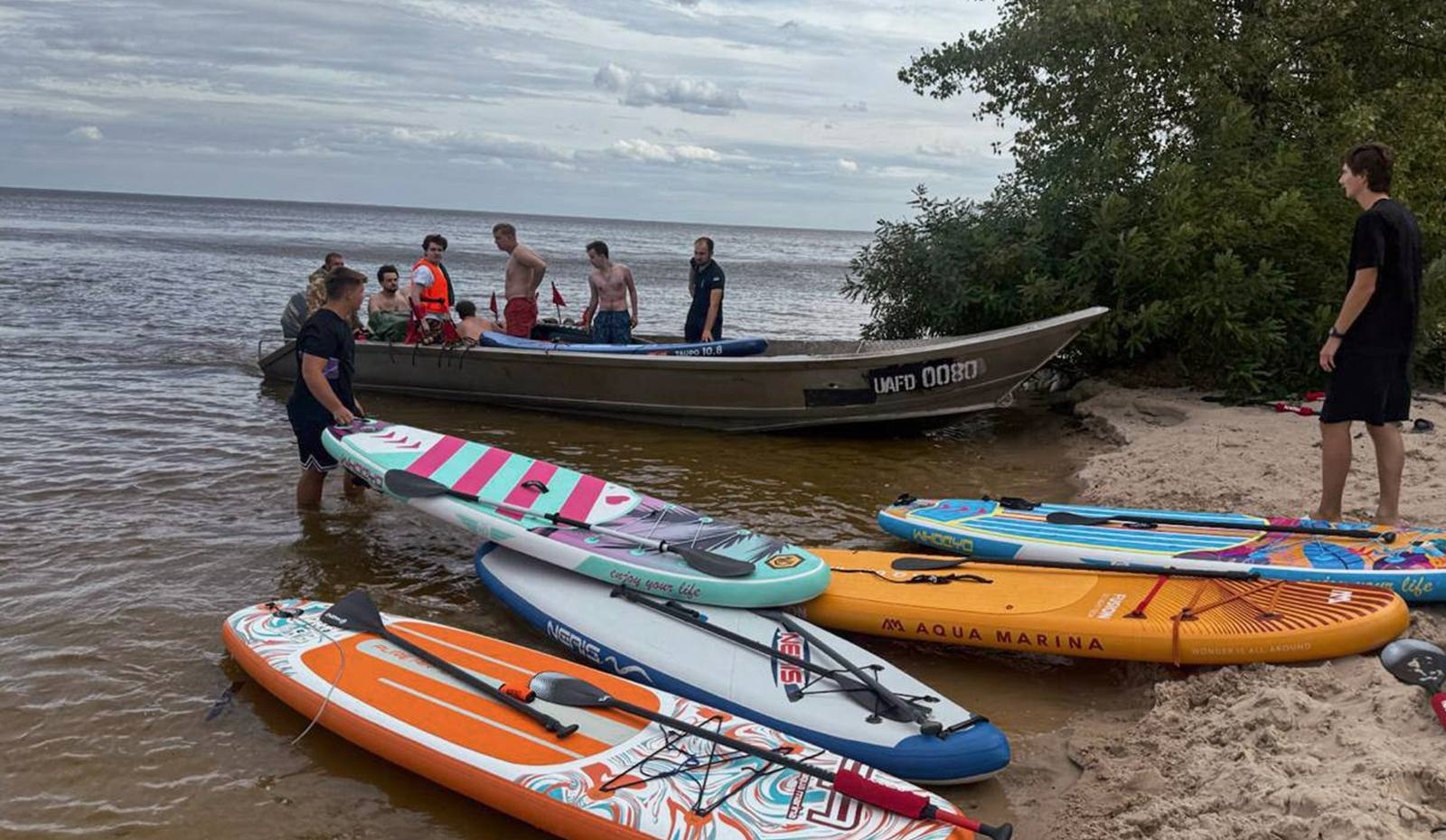 Корпоратив на SUP-дошках: понад 20 людей віднесло вітром у Дніпро