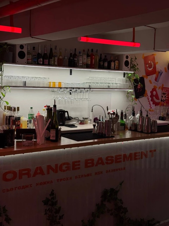 Біля метро "Хрещатик" у Києві відкрився Orange Bar, фото: Віледж