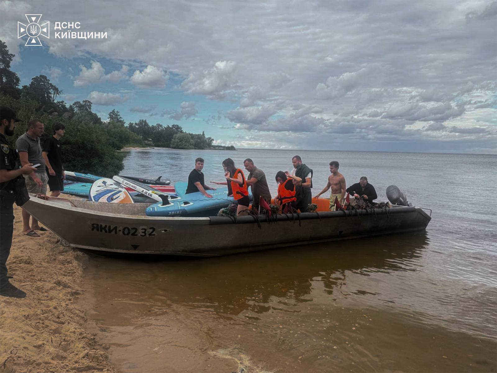 Корпоратив на SUP-дошках: понад 20 людей віднесло вітром у Дніпро