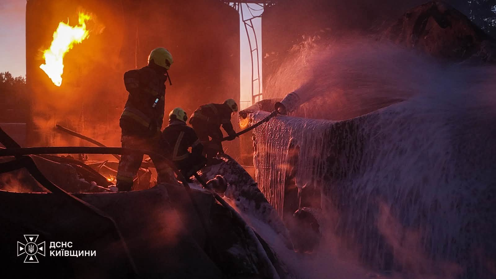 На Київщині ліквідували пожежу, яка виникла після атаки рф: фото