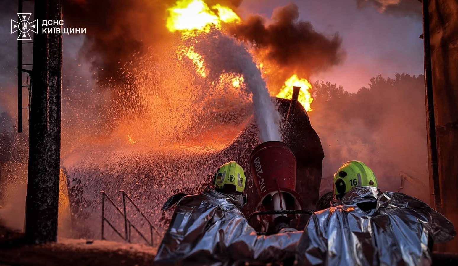 На Київщині ліквідували масштабну пожежу, яка виникла після атаки рф: фото