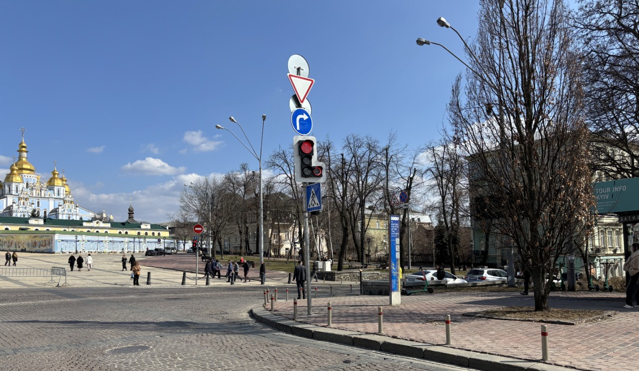 Під час хвилини мовчання на світлофорах у Києві діятиме режим "Усім червоний"