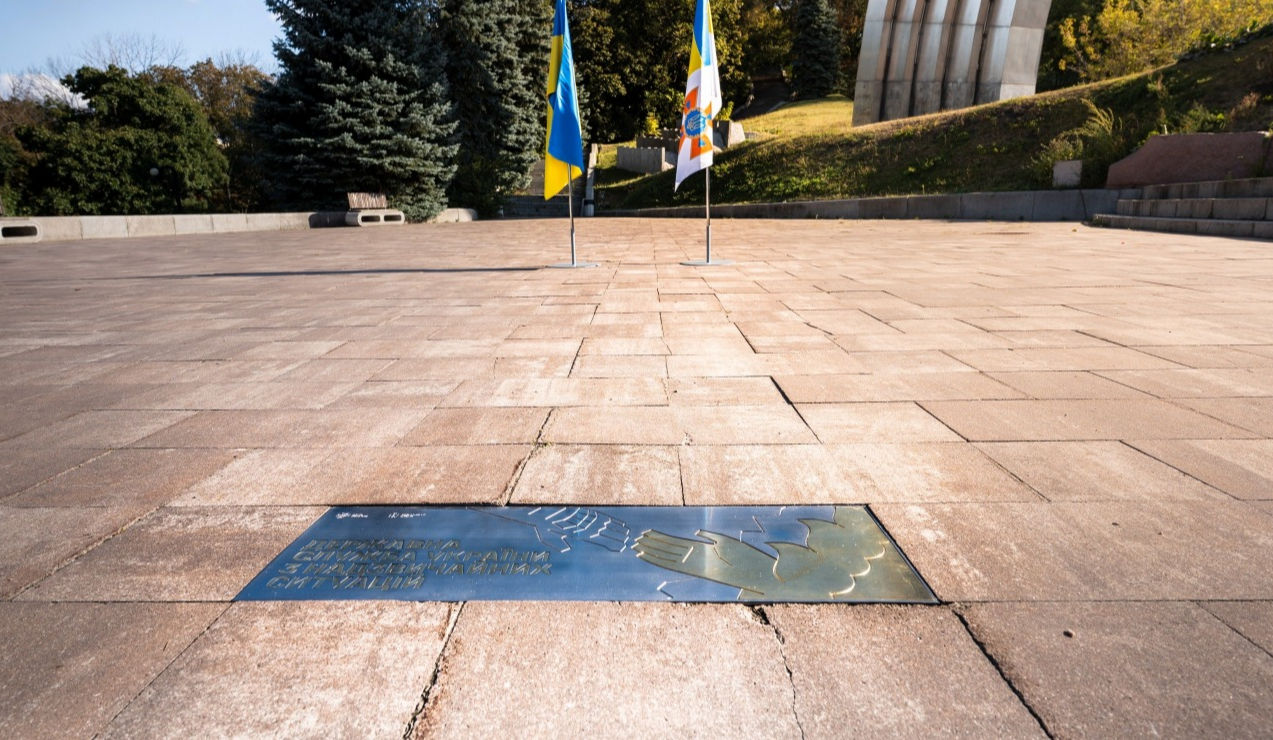 У Києві відкрили пам’ятний знак на честь рятувальників: як він виглядає