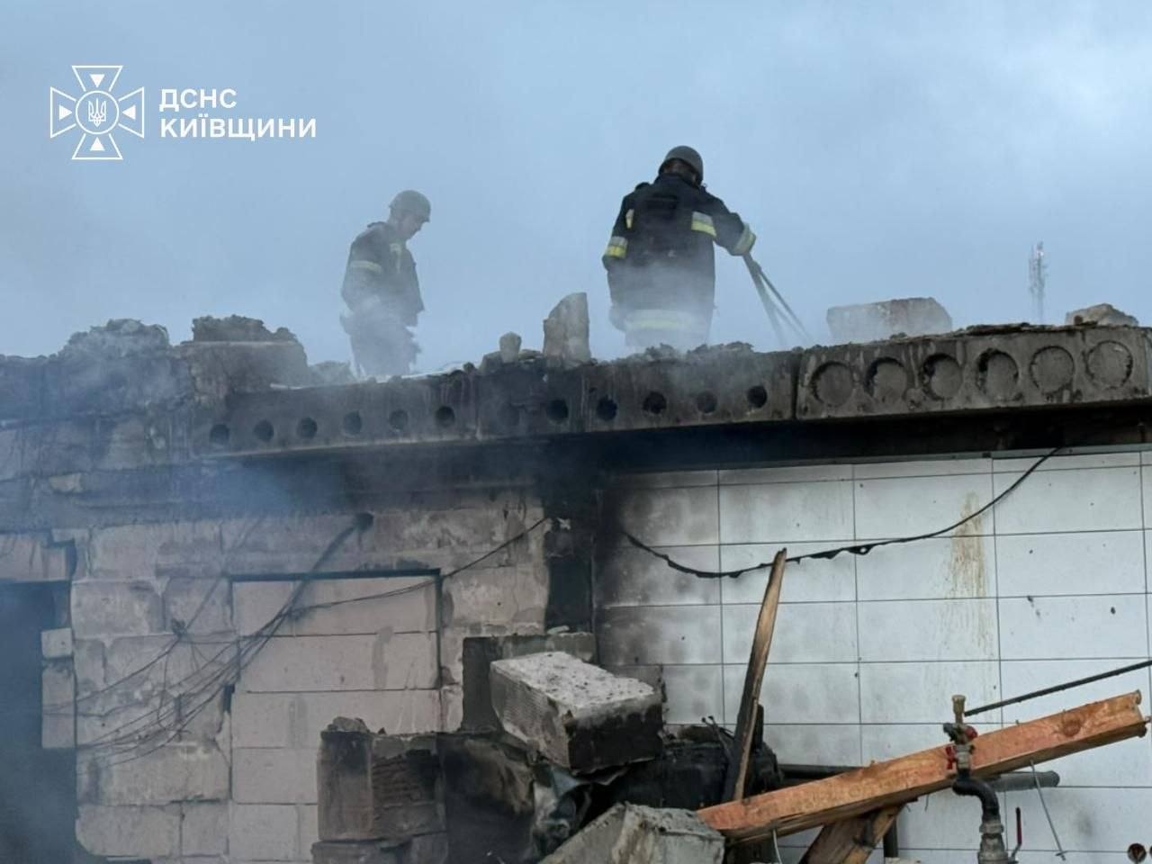 Зруйнований будинок, постраждала родина: наслідки атаки БпЛА на Київщину