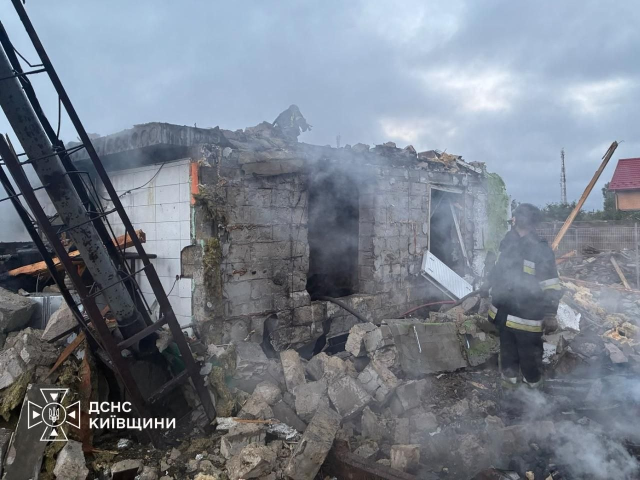 Зруйнований будинок, постраждала родина: наслідки атаки БпЛА на Київщину