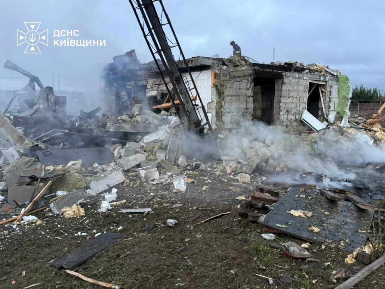 Зруйнований будинок, постраждала родина: наслідки атаки БпЛА на Київщину