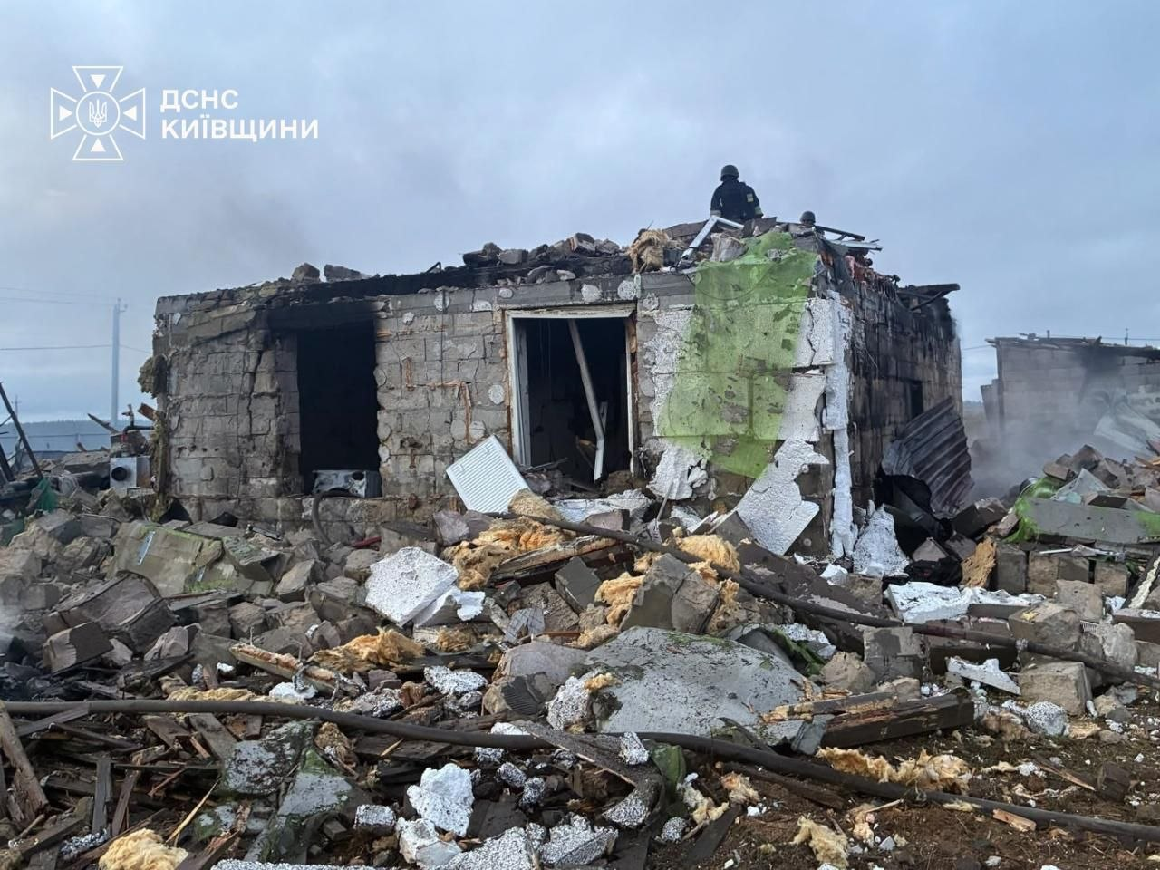 Зруйнований будинок, постраждала родина: наслідки атаки БпЛА на Київщину
