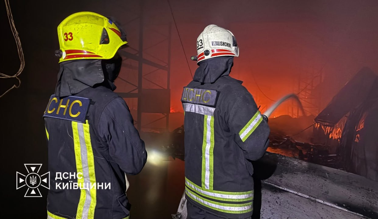 На Київщині знову атакували склади, є поранені: наслідки російських ударів