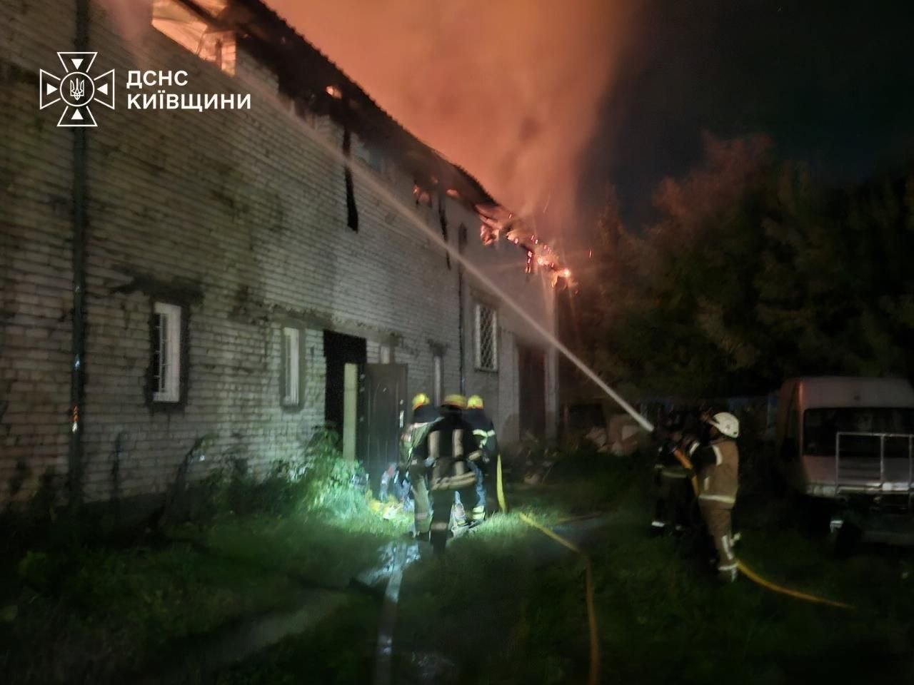 На Київщині протягом доби били по цивільним об'єктам: фото наслідків