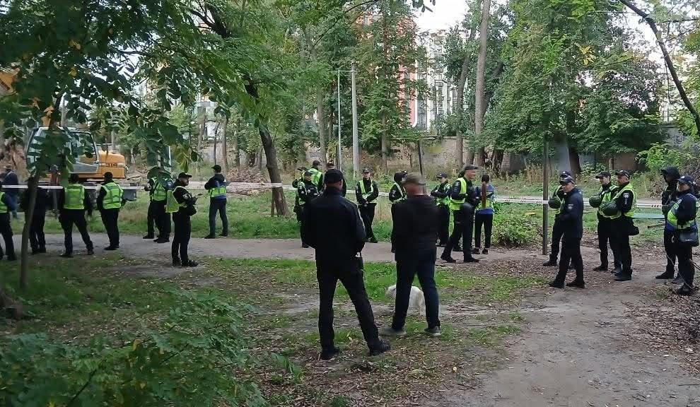 Автозаки та загони поліції: незаконна вирубка дерев на Теремках триває