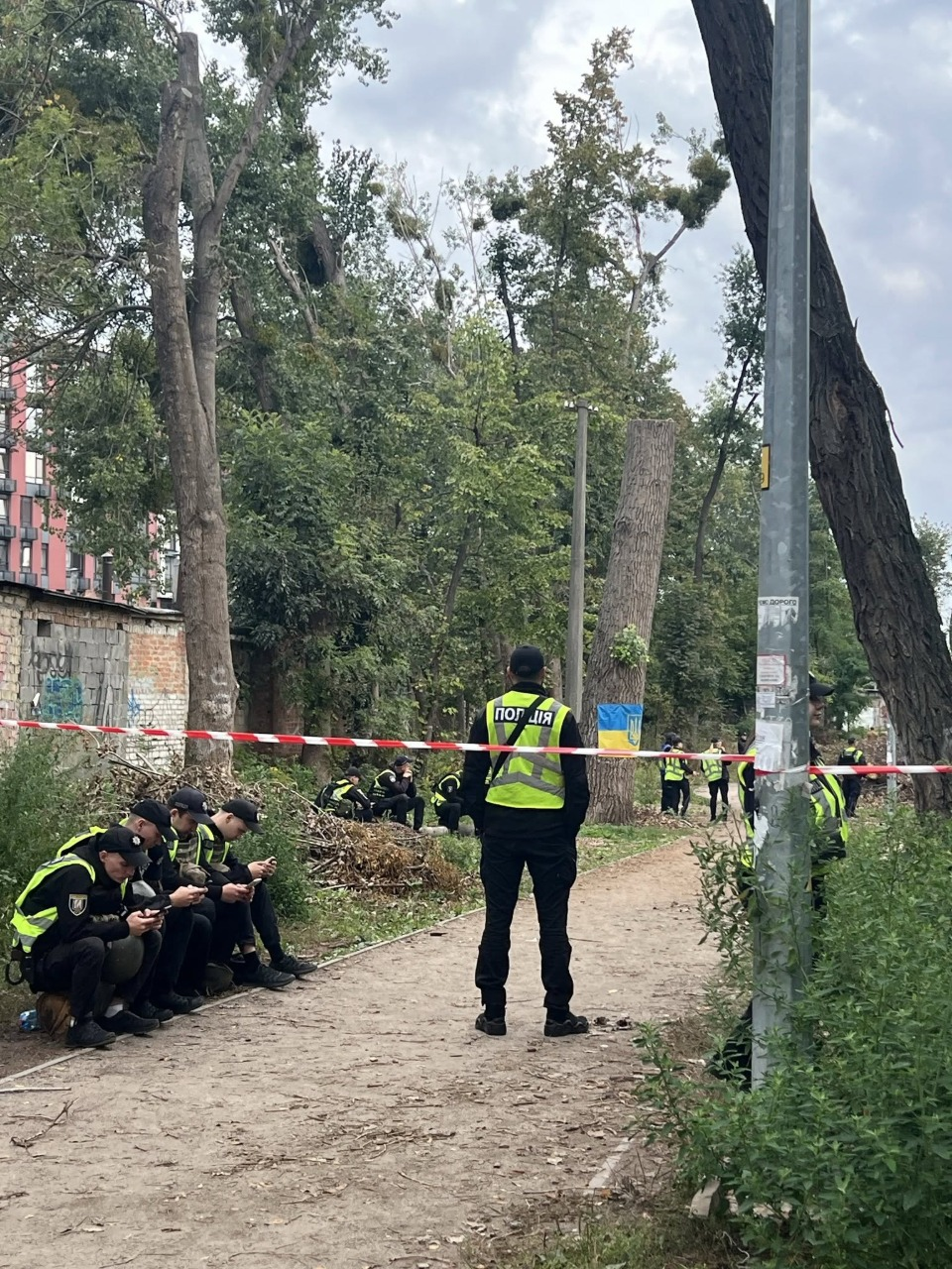 Автозаки і загони поліції: незаконна вирубка на Теремках у Києві триває