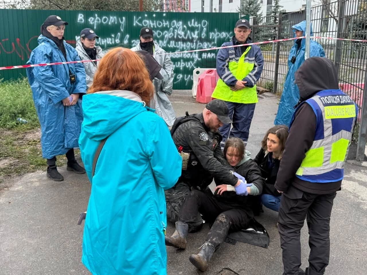 Одній з активісток на Теремках у Києві травмували руку: фото та подробиці