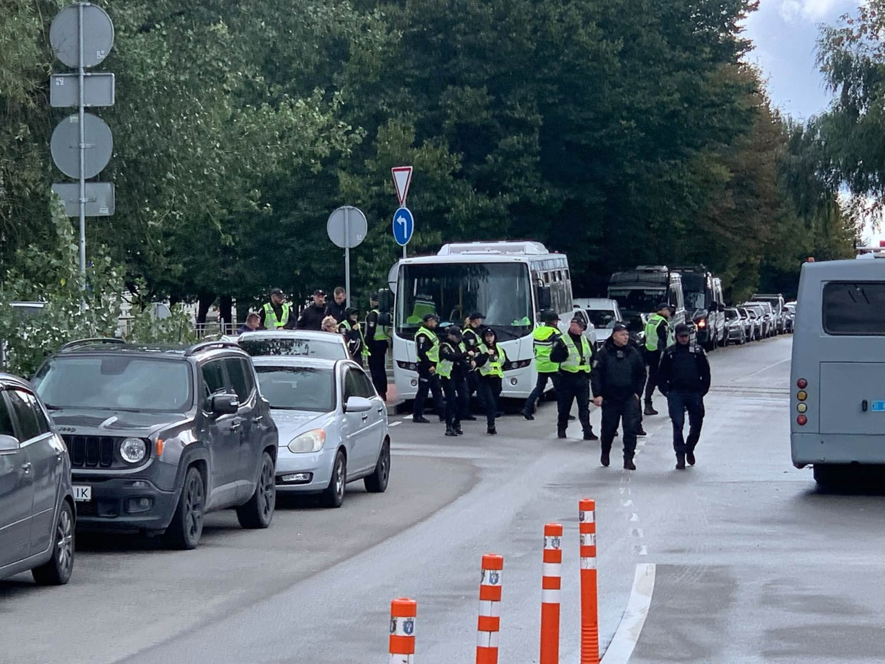 Одній з активісток на Теремках у Києві травмували руку: фото та подробиці