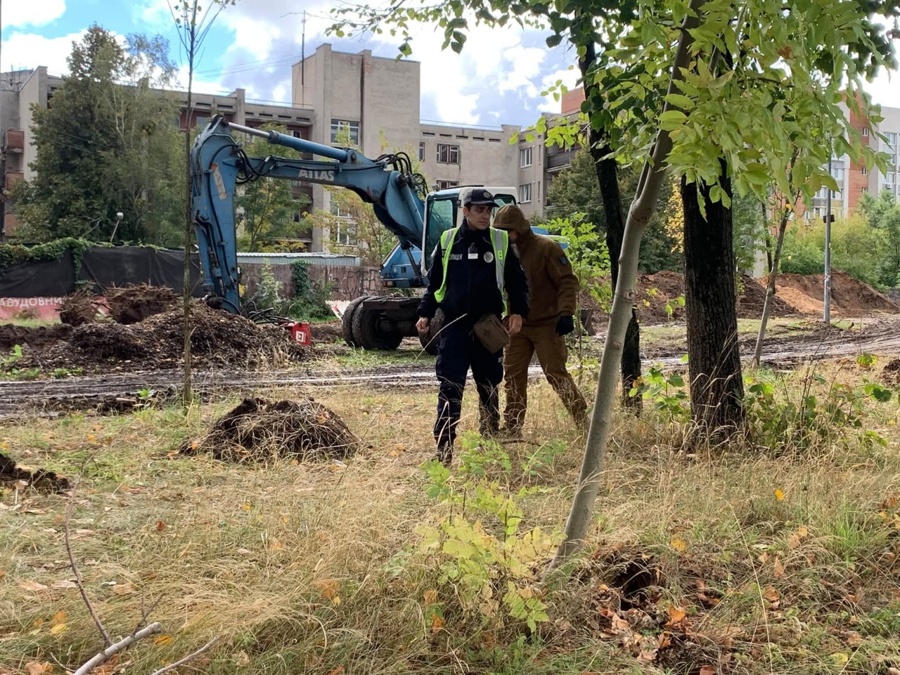 Одній з активісток на Теремках у Києві травмували руку: фото та подробиці