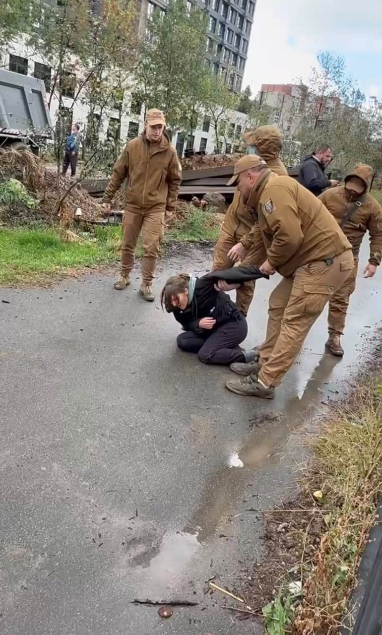 Одній з активісток на Теремках у Києві травмували руку: фото та подробиці