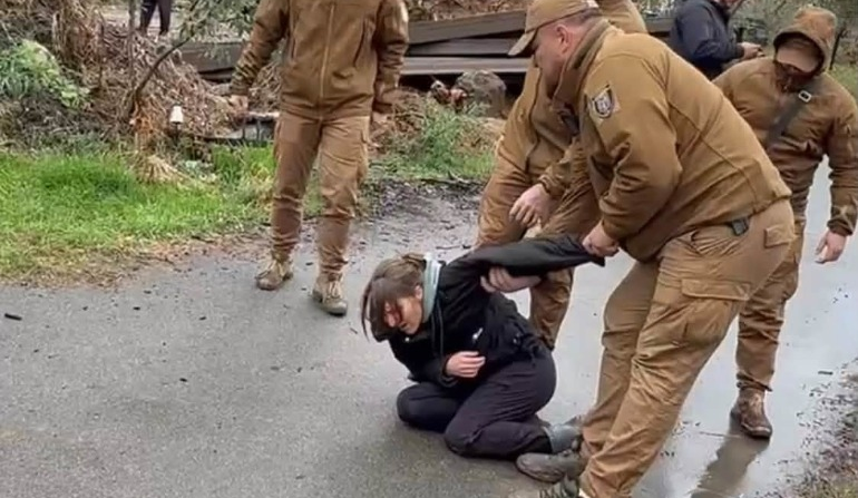Одній з активісток на Теремках травмували руку: поліція проводить перевірку