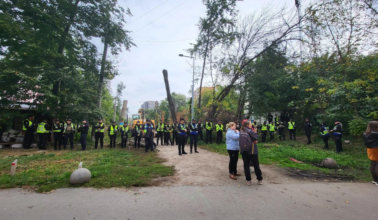 Незаконна вирубка на Теремках: навіщо КМДА залучила "Муніципальну охорону