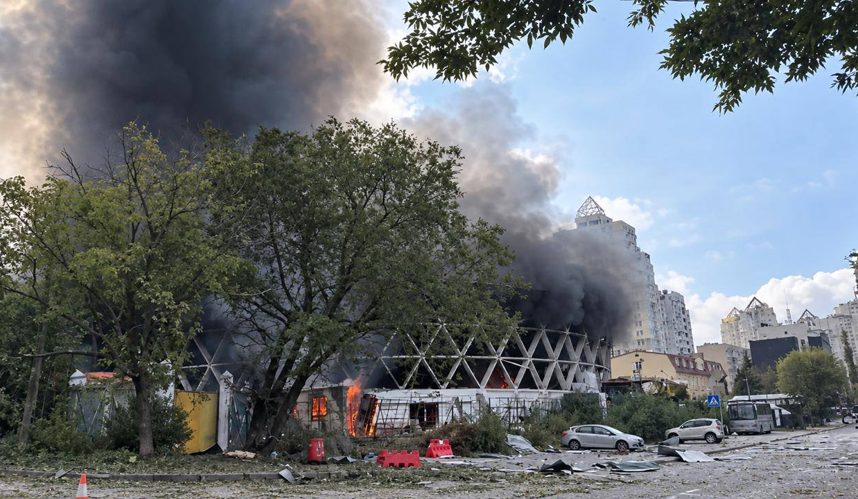 У Києві знищили культовий модерністський "ринок-шайбу": відео