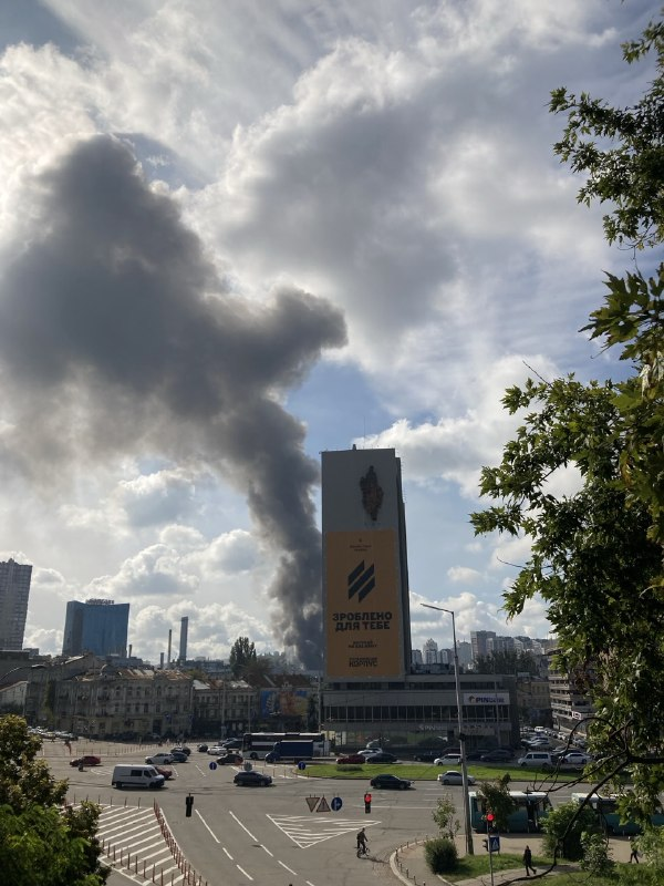 Поблизу Центрального залізничного вокзалу Києва ударили дронами: фото