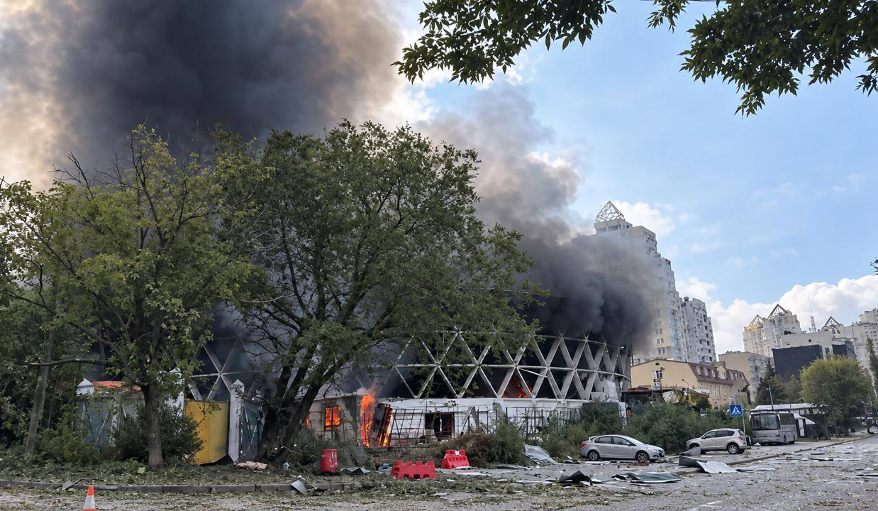 У Києві знищили культовий модерністський "ринок-шайбу": відео