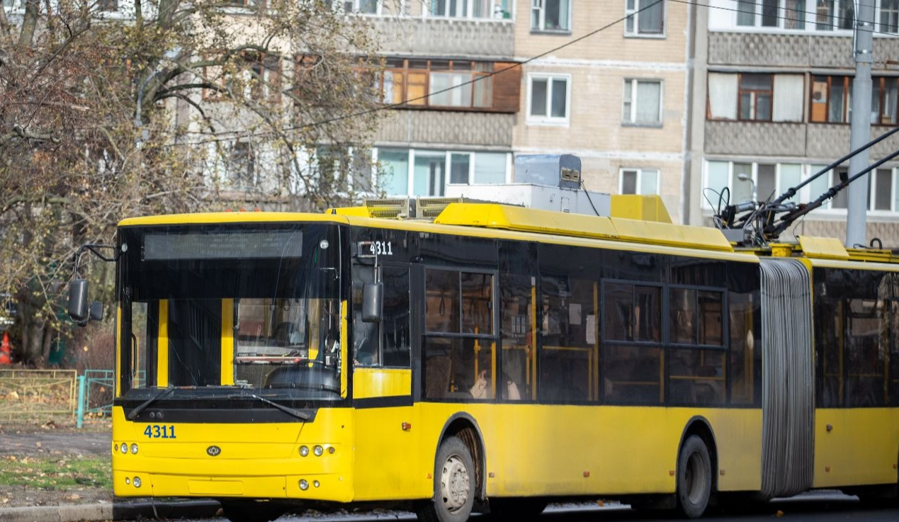 У Києві змінять маршрут тролейбусів №28 і обмежать рух Південним мостом: схема