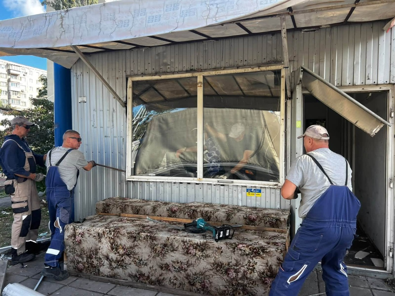 Намети й лотки стихійної торгівлі: у Києві демонтують незаконні МАФи