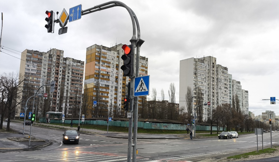 Ще на низці київських вулиць запровадили режим світлофорів "Усім червоний"