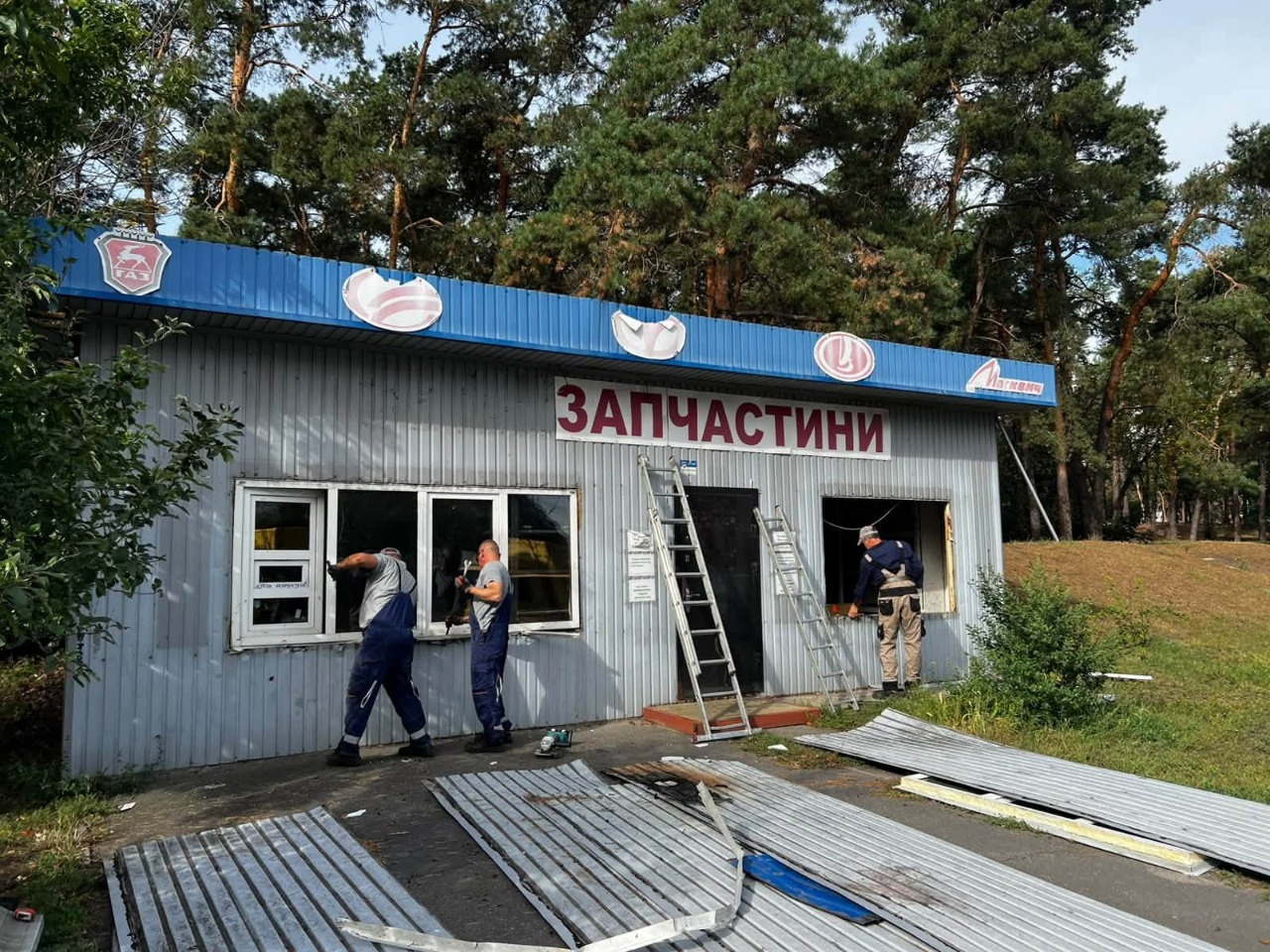 Намети й лотки стихійної торгівлі: у Києві демонтують незаконні МАФи