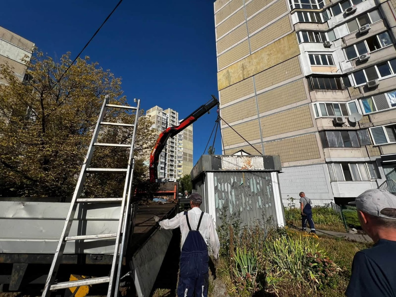Намети й лотки стихійної торгівлі: у Києві демонтують незаконні МАФи