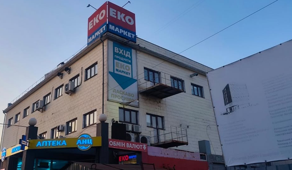 Очищення фасадів Києва від самовільних конструкцій: де прибиратимуть незаконні вивіски цього тижня