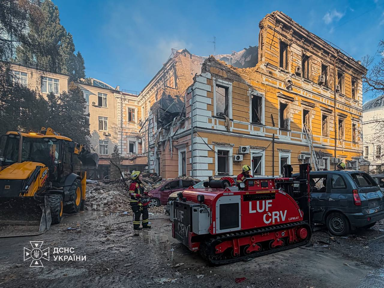 У центрі Києва атакували клініку "Добробут": фото та подробиці