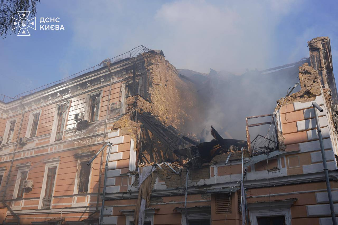 У центрі Києва атакували клініку "Добробут": фото та подробиці