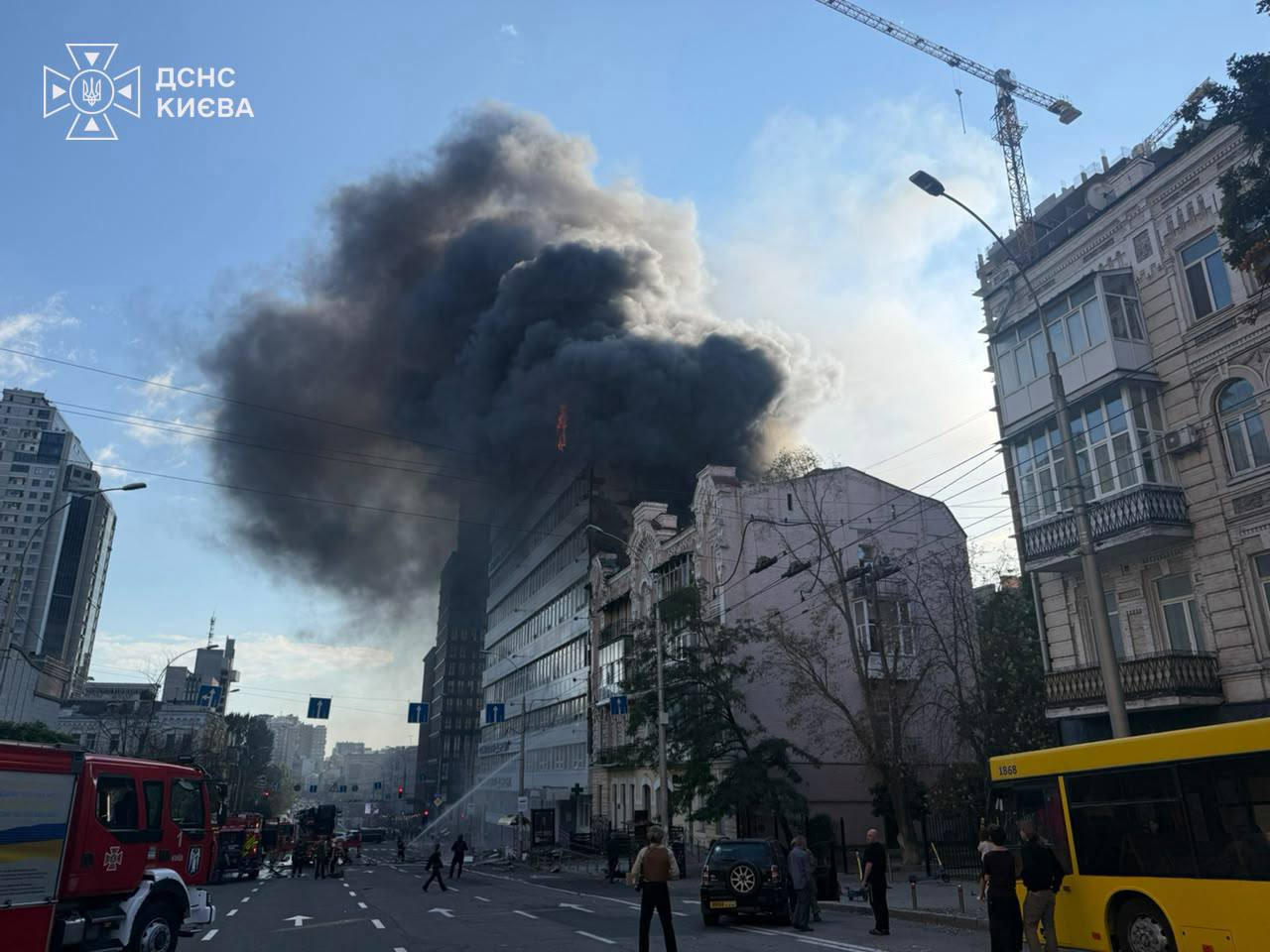 У центрі Києва атакували клініку "Добробут": фото та подробиці