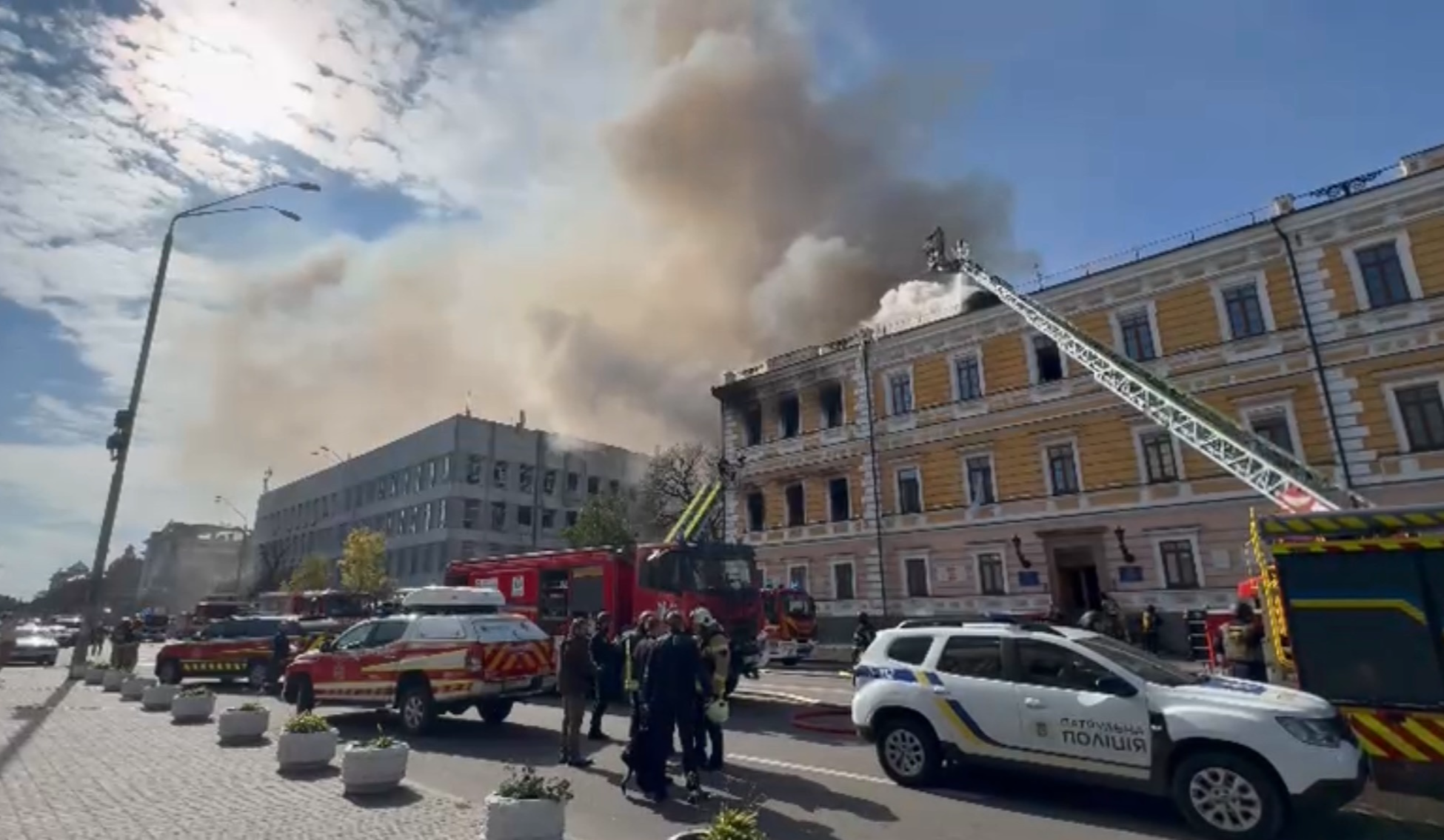 Дрон ударив по Національній академії наук у центрі Києва: будівля палає, під завалами люди