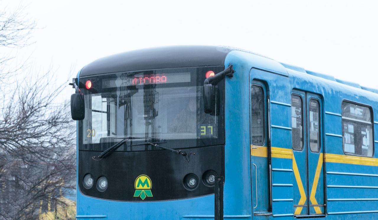 Наземна частина червоної гілки метро у Києві більше часу зачинена, ніж працює