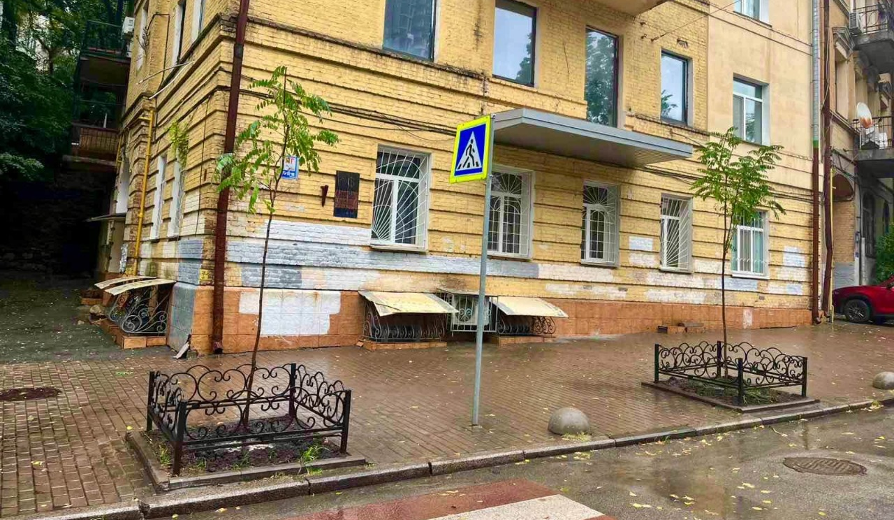 У Шевченківському районі Києва висадили молоді клени та акації: фото