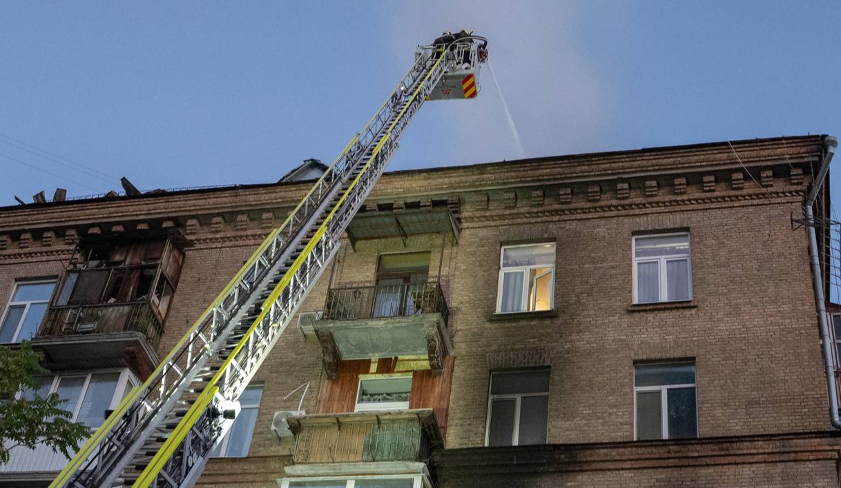 Пошкоджені житлові будинки, є постраждалий: наслідки ранкової атаки рф на Київ