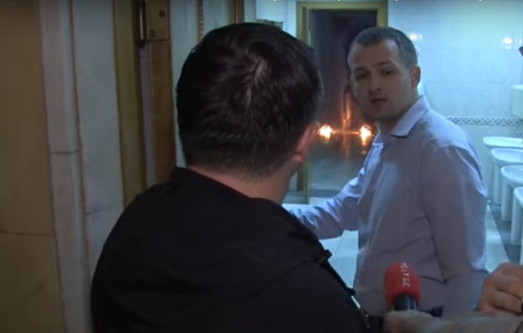 Игры с огнем: в сети появилось видео с утренней выходкой депутатов в туалете парламента 
