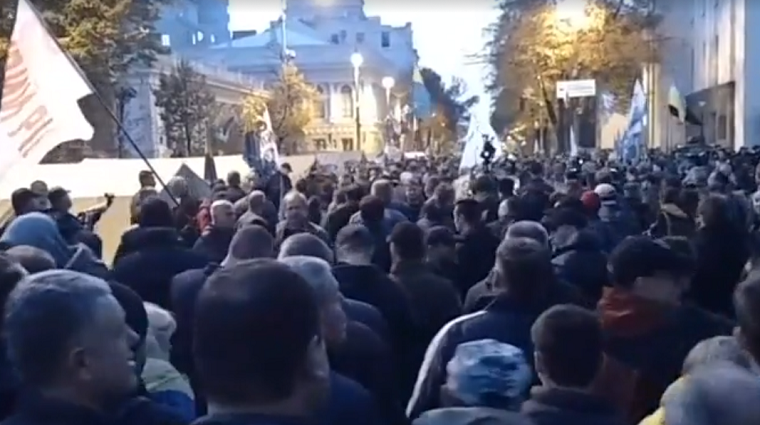 Протестующие под ВР напали на нардепа (видео)