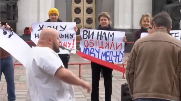 Киевский медик призвал депутатов последовать его примеру и "протащить зубами" медреформу (видео)