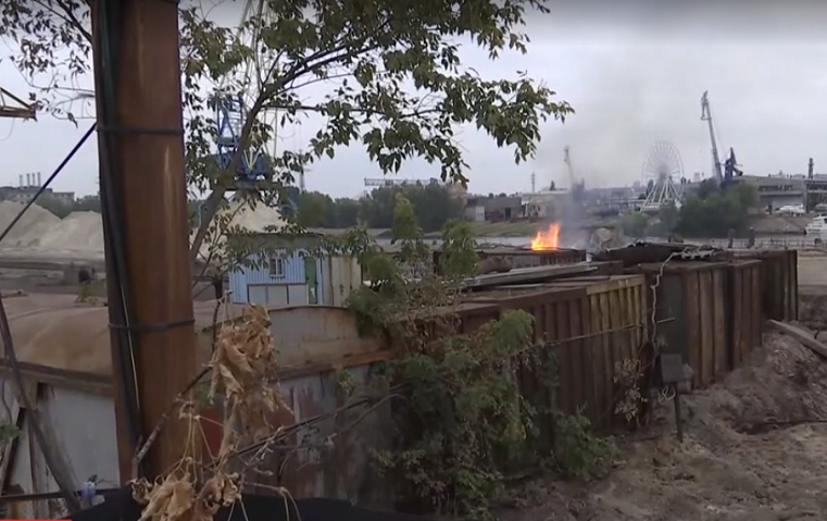 Киевлян обеспокоил черный столб дыма над Рыбальским полуостровом (видео)