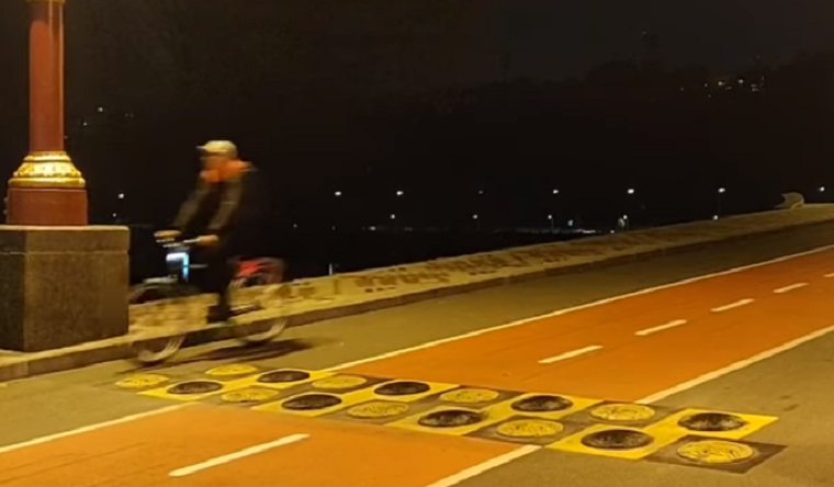 Велосипедисты объезжают «лежачего полицейского» на Пешеходном мосту