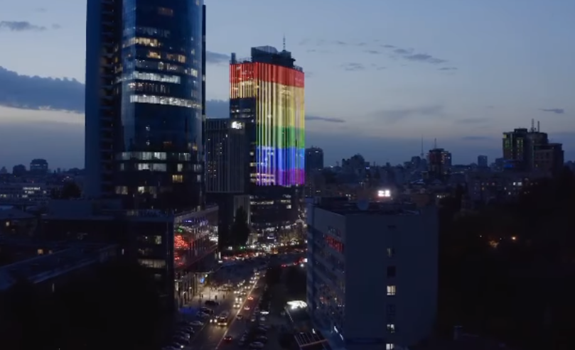 ТЦ «Гулливер» будет светиться цветами флага ЛГБТ