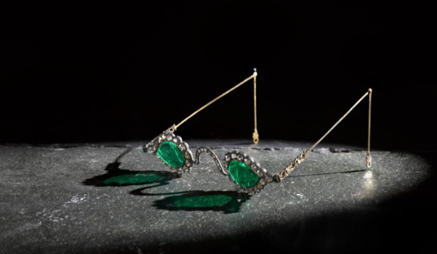 Древние очки с линзами из изумрудов и алмазов выставили на аукцион