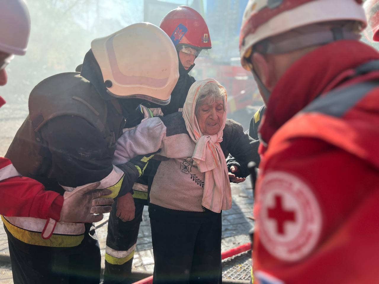 Рятувальні роботи на місці влучання в Києві 