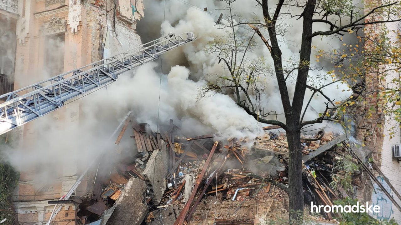 Пожежа після влучання в житловий будинок у Києві 