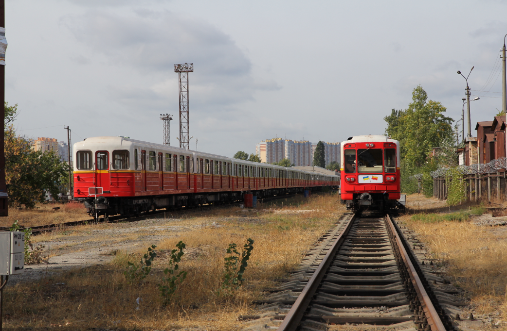До Києва прибула сьома партія вагонів варшавського метро: фото
