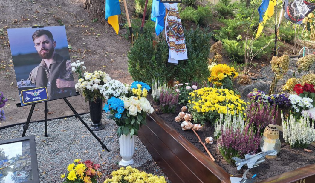 У Києві пограбували могилу військового пілота "Джуса": подробиці
