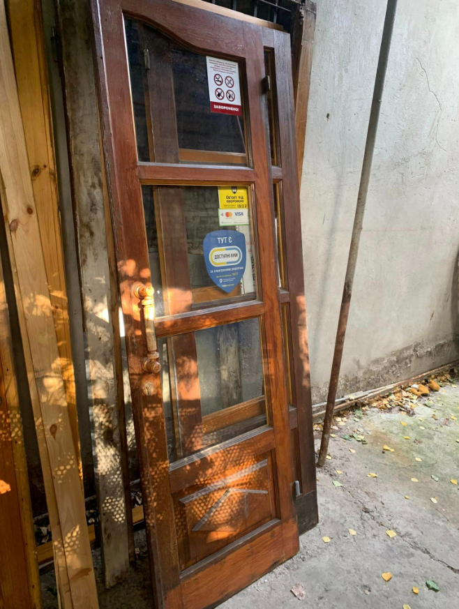 Кияни зібрали гроші на реставрацію дверей аптеки в будинку купця Фальберга